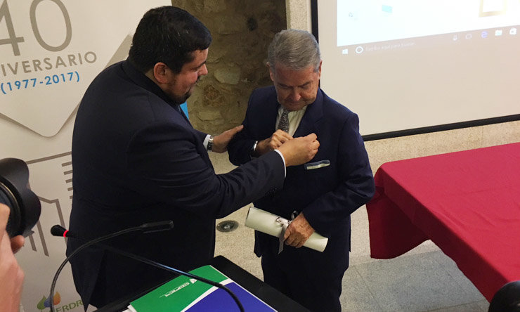 Cristobal Dobarro hace entrega de la Medalla de Oro a Santiago Pérez Torres.