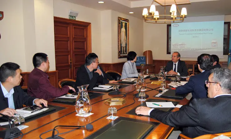 La delegación china reunida con el presidente de la Autoridad Portuaria de A Coruña.