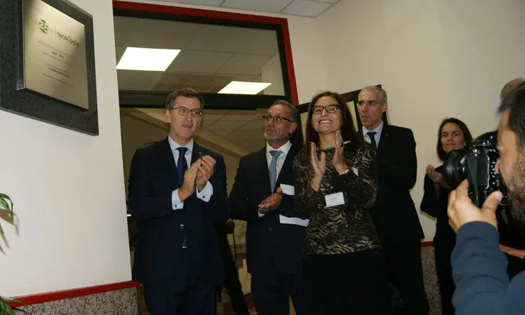 El presidente de la Xunta, el acalde de San Cibrao, la directora de la Tecnópole, el conselleiro de Economía y la directora de la Gain, junto a la placa conmemorativa del 25º aniversario./P.L.