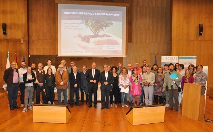 Foto de familia dos asistentes á xornada sobre cooperativismo celebrada na Universidade de Vigo./DUVI.