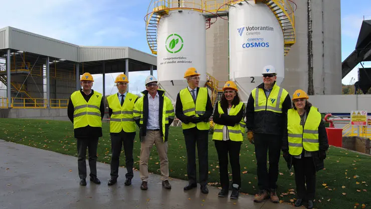 Visita del titular de Economía a Cementos Cosmos, en Oural (Lugo).