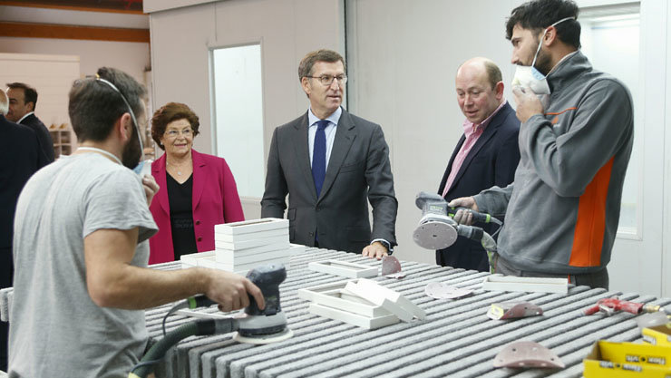 Núñez Feijóo en su visita a las instalaciónes de Grupo Ramón García en Ordes.