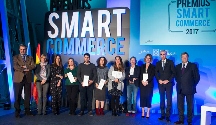 Foto de autoridades y premiados con los Smart Commerce 2017./X.CRESPO.