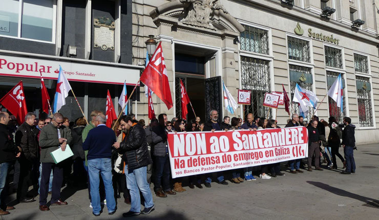 Concentración de empleados de Banco Santander y Popular Pastor en los Cantones, en A Coruña.