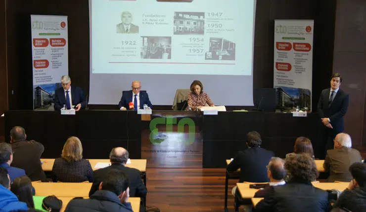 Conferencia de Eloy Martínez, consejero delegado de UNVI, acompañado del decano del Colegio de Economistas de Ourense, el presidente de la Diputación Provincial y la decana de la Facultad de Ciencias Empresariales y Turismo./P.L.