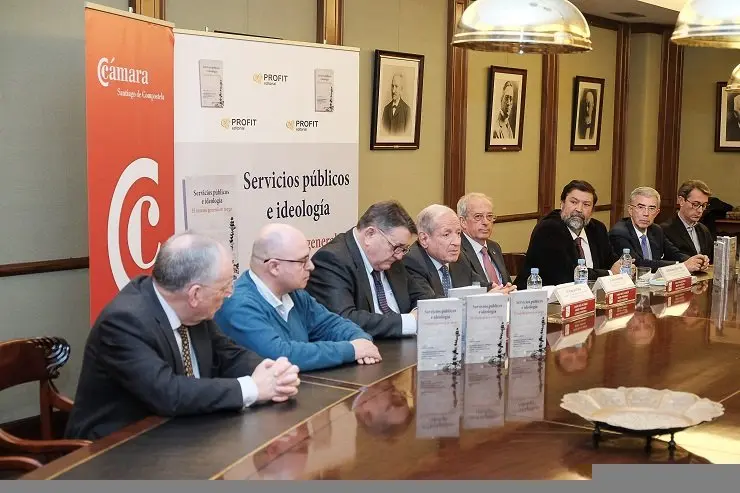 Los autores en la Cámara de Comercio de Santiago.