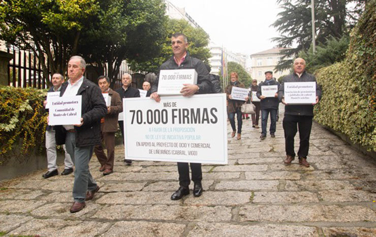 Promotores de la iniciativa popular entregaron las firmas en el Parlamento gallego.