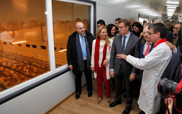 Directivos de Coren y autoridades en la visita al nuevo Centro de reproducción, genética e I+D avícola de Friol.