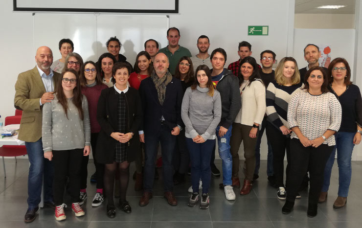 Los integrantes de la lanzadera de empleo de Vigo junto a los representantes de las entidades promotoras.