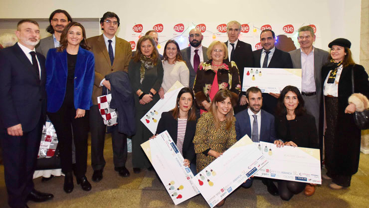 Foto de familia de los premiados por AJE Vigo./P.HERNÁNDEZ GAMARRA.