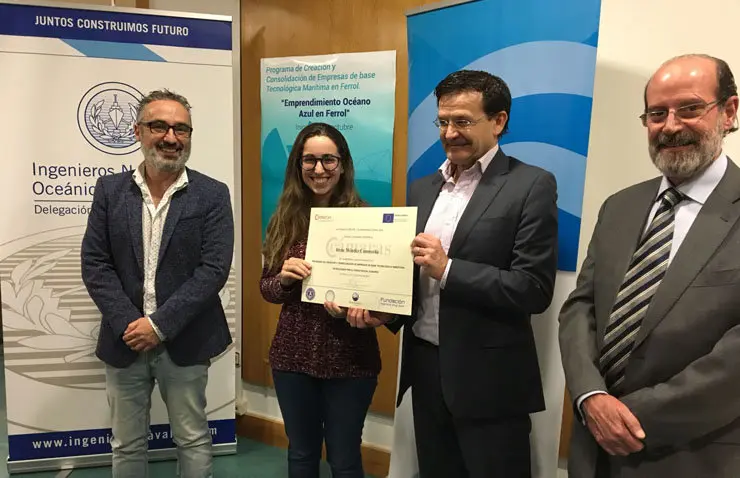 Una de las participantes en la aceleradora recoge su diploma.