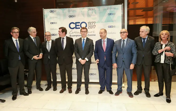 Miembros de la junta directiva de la CEO con el conselleiro de Economía, el acalde de Ourense, el presidente de Cepyme, el presidente de la Xunta, el presidente de la Diputación y el subdelegado del Gobierno./C.PAZ.