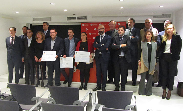 El jurado del Premio Ideas junto a los galardonados, en la sede del Colegio de Economistas de A Coruña.