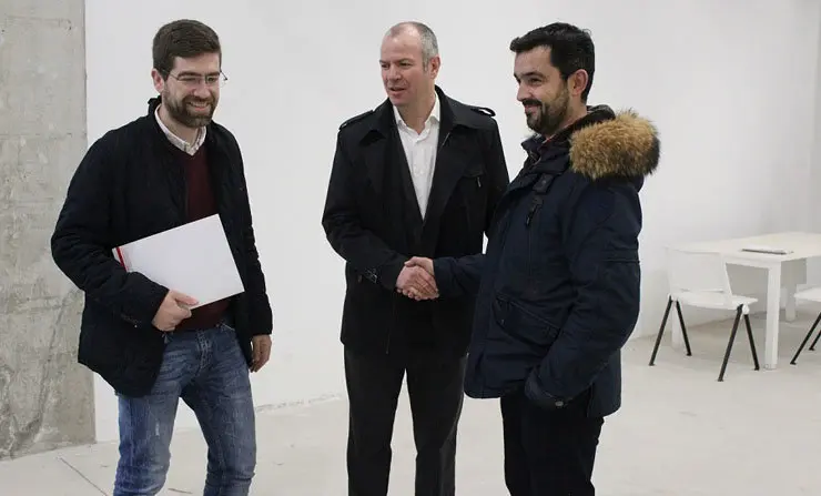 Pablo Fernández, Javier Dios y Carlos Conde, en la nave del polígono de Barro.