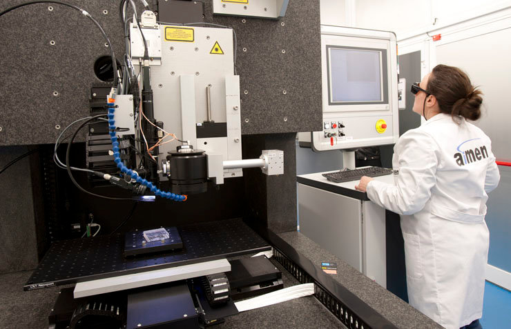 Sistema láser de microprocesado utilizado para la fabricación de micro y nano-estructuras.