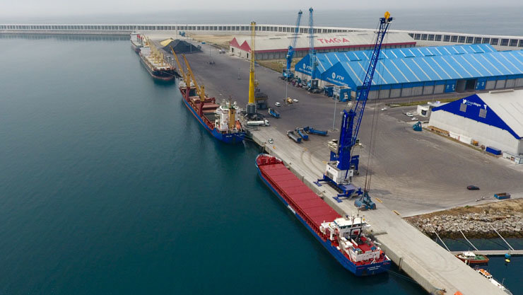 Operaciones de carga y descarga en el Puerto Exterior de A Coruña.