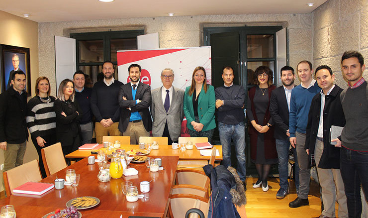 José Ramón Pérez Nieto (centro) con miembros de AJE Ourense.