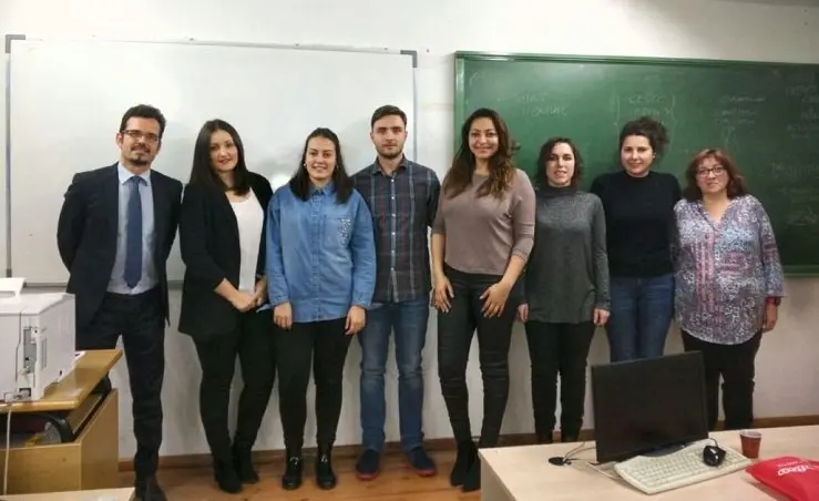 Rubén Vázquez con los estudiantes de Comercio Internacional.