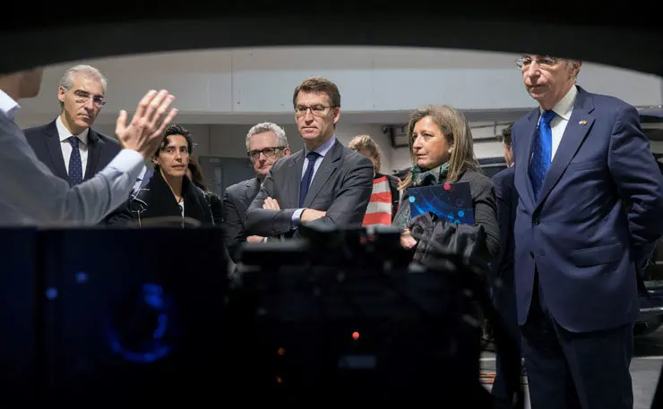 El presidente de la Xunta de Galicia, Alberto Núñez Feijóo (c), el conselleiro de Economía, Francisco Conde (i), el embajador de España en Israel, Excmo. Manuel Gómez-Acebo (d), junto con directivos de la compañía tecnológica Mobileye an Intel Company durante su visita a las oficinas, donde se ha reunido con representantes de la compañía. EFE/ Oren Ziv