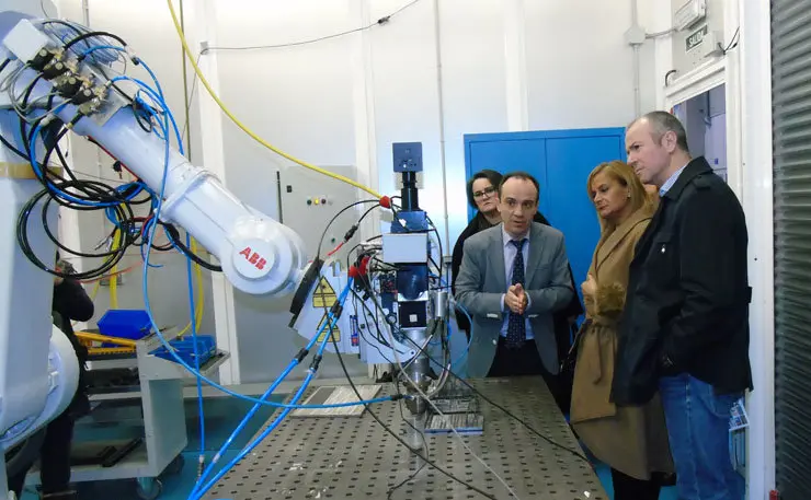 Carmela Silva en su visita al Centro de Aplicaciones Láser de AIMEN.