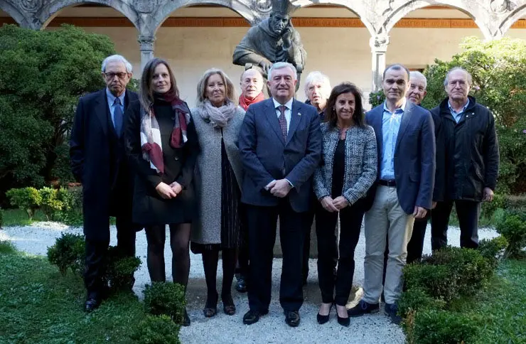 Autoridades e premiados no patio do Colexio de Fonseca./USC.