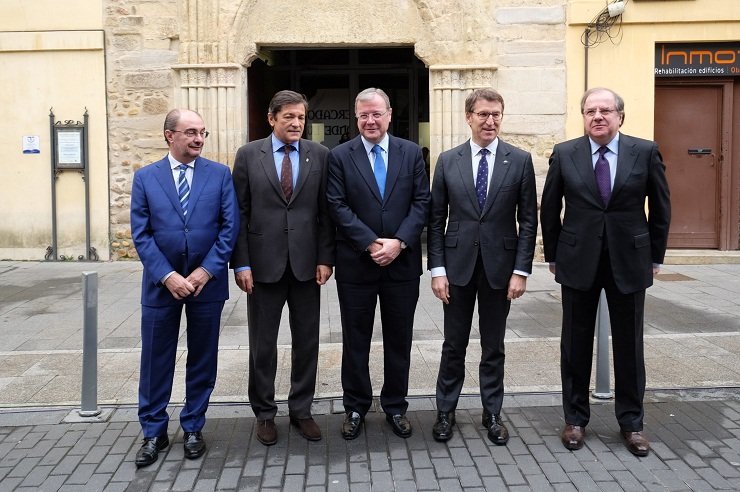 Los presidentes de Aragón, Asturias, Galicia y Castilla y León, con el alcalde de León (c).
