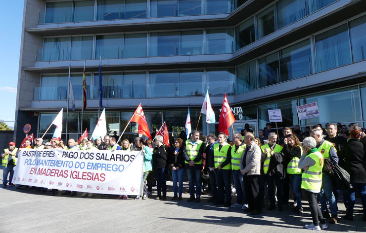 Traballadores de Maderas Iglesias, concentrados diante da Delegación da Xunta en Vigo./CIG.
