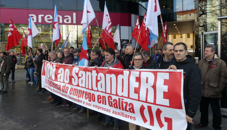 Protesta da CIG fronte ao SMAC da Coruña pola externalización do CPD de Orillamar.