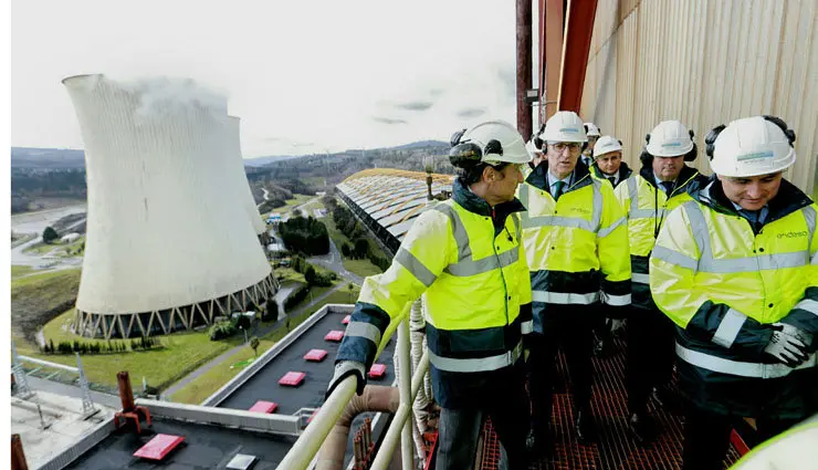 El presidente de la Xunta y directivos de Endesa en una visita en 2018 a la central de As Pontes.