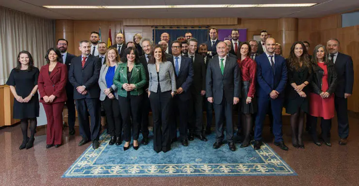 lumnos de la segunda promoción graduados, junto con profesores y presidencia del acto.