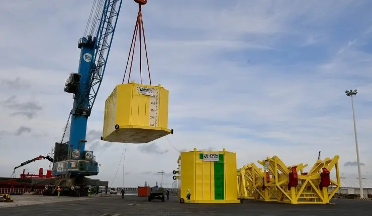 Carga en el Puerto Exterior de las estructuras fabricadas en Sabón que viajarán a Canarias.