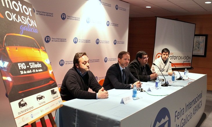 Los organizadores de Motor OKasión Galicia junto al director de  la Fundación Semana Verde de Galicia.