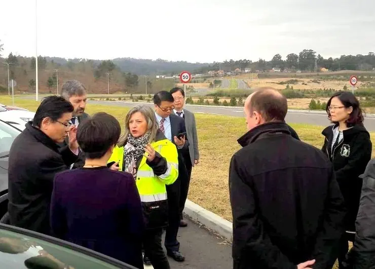 Teresa Pedrosa enseña la Plisan a directivos de Bright Food, en una visita a finales de marzo.