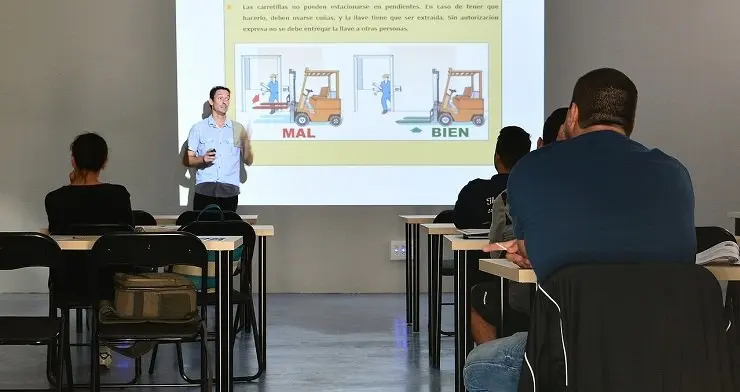  Concédese ás empresas un bono formación de 2000 euros para que poidan cualificar á carta aos traballadores e outro de 5000 euros para incentivar a contratación.