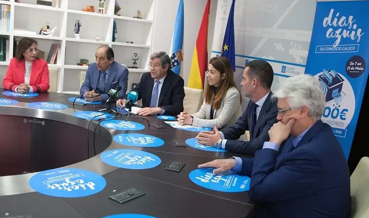 A directora xeral de Comercio e Consumo, Sol Vázquez Abeal, acompañada do presidente da Federación Galega de Comercio, José María Seijas, e do director de Rede Comercial de Abanca, Gabriel González Eiroa, presenta en rolda de prensa a campaña Días azuis do comercio galego.