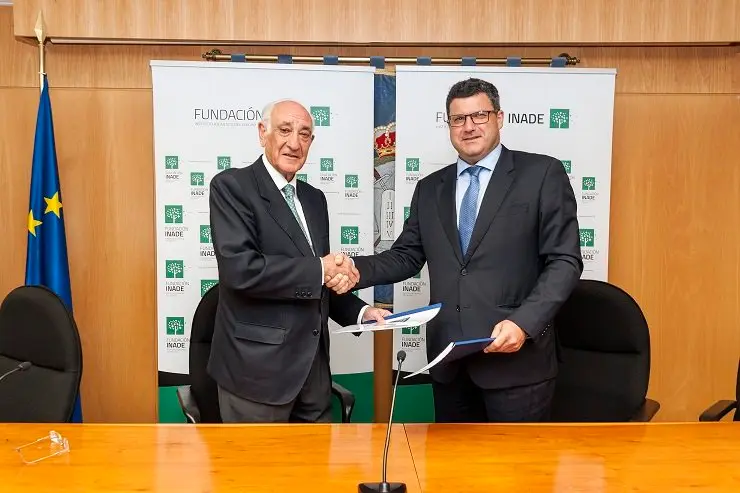 Antón Cobián y Javier Fernández durante la firma.