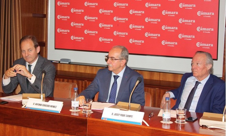 El director del Igape, Juan Cividanes; el presidente de la Cámara de A Coruña, Antonio Couceiro; y el exministro Josep Piqué.