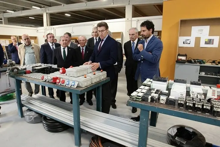 El presidente de la Xunta y resto de autoridades en las instalaciones del nuevo Centro de Formación de la Fundación Laboral de la Construcción.