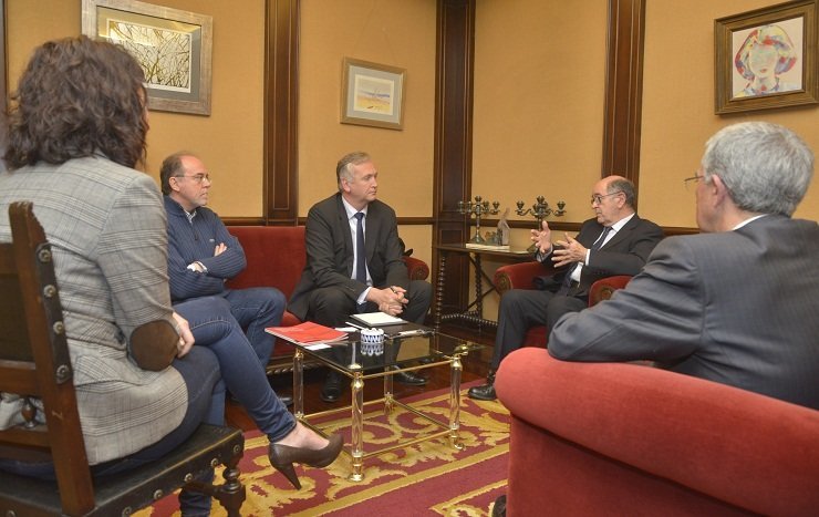 El consejero de la Embajada belga fue recibido en la Cámara de Comercio de Santiago.