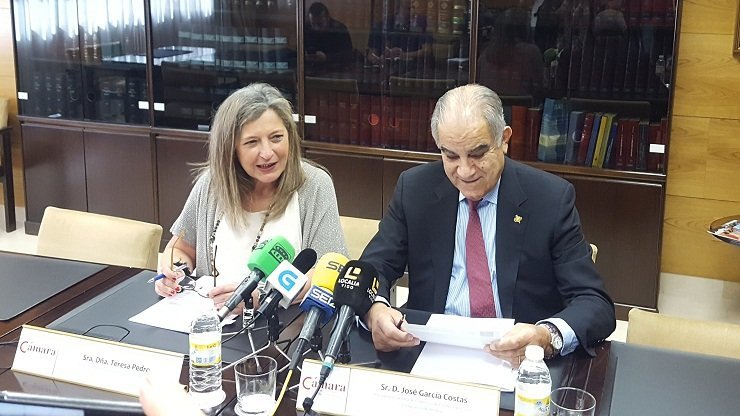 Teresa Pedrosa y José García Costas firmaron el acuerdo entre Zona Franca y Cámara de Comercio.