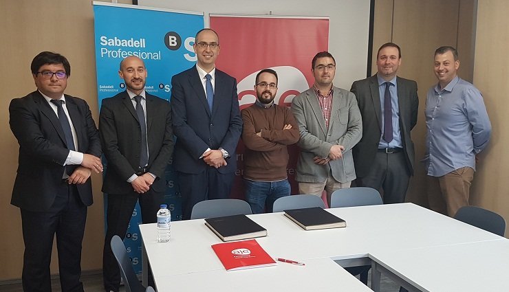 Directivos de AJE Ferrolterra y SabadellGallego asistieron a la firma del acuerdo.