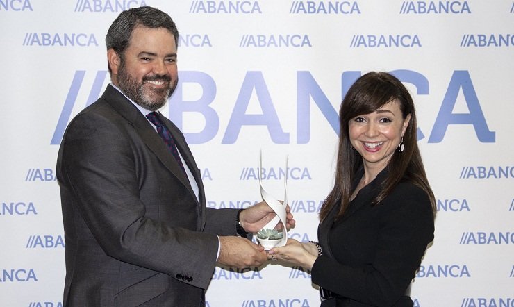 El director general de Negocio España de ABANCA, Luis Beraza, recoge el premio EMOtional Friendly Bank de manos de Elena Alfaro, CEO y partner de EMO Insights.