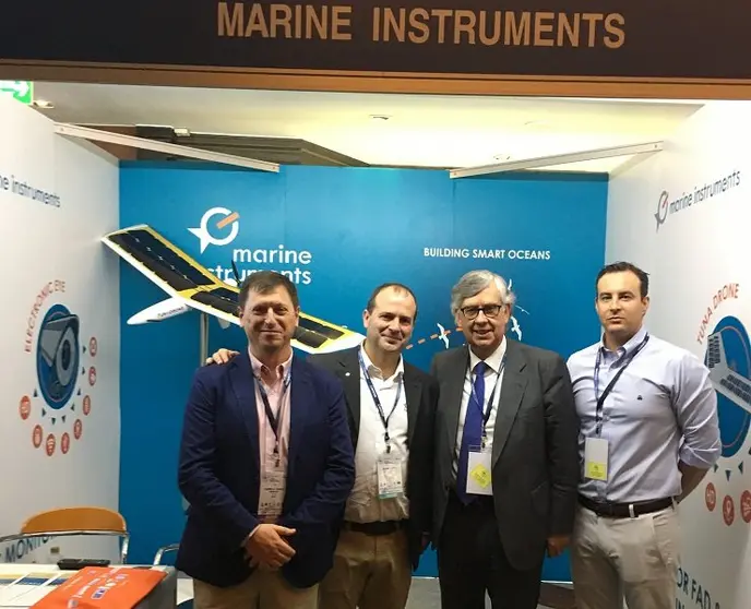 El secretario general de ANFACO (2º por la derecha), en el stand de la empresa viguesa Marine Instruments en la feria./ANFACO.