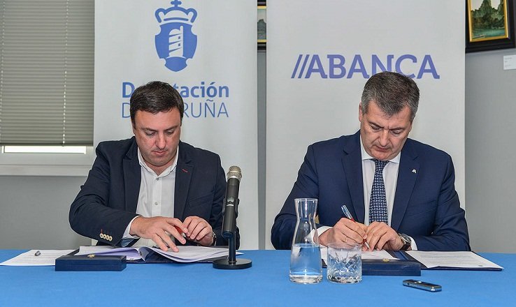 Valentín González Formoso y Santiago Novoa formalizaron el acuerdo entre la Diputación de A Coruña y Abanca.
