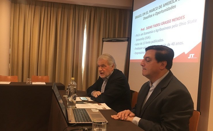 El coordinador de Grupo Colmeiro, Luis Caramés, junto al economista Judas Tadeu Grassi Mendes.