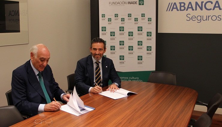 El acuerdo fue formalizado por y Antonio Cobián Varela, presidente del Patronato de Fundación Inade, y Álvaro García Diéguez, director general
de ABANCA Seguros, .