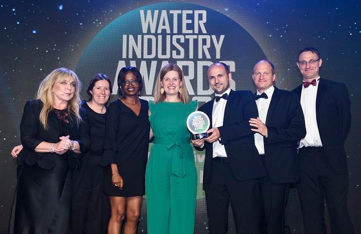 Ambroise Vandewynckele, responsable de I+D+i de AIMEN Centro Tecnológico (tercero por la izquierda) recibe en nombre de AIMEN y en compañía de miembros del consorcio INCOVER, el Premio de la Industria del Agua del Reino Unido.