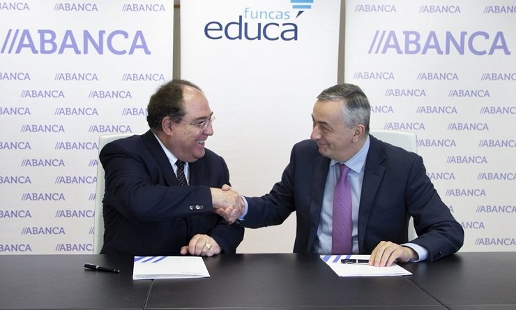 Miguel Ángel Escotet, director general de RSC y Comunicación de ABANCA y presidente de Afundación, y Carlos Ocaña, director general de Funcas, en la firma del acuerdo.