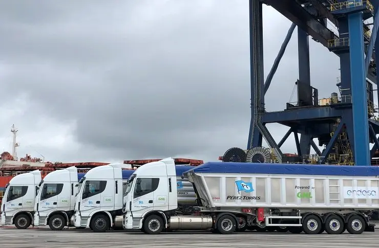 Vehículos a GNL con los que Pérez Torres Marítima presta el servicio de transporte de carbón.