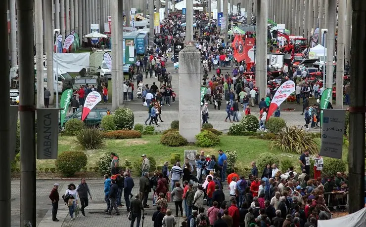 Vista del paseo central de la Semana Verde, con una notable presencia de público.